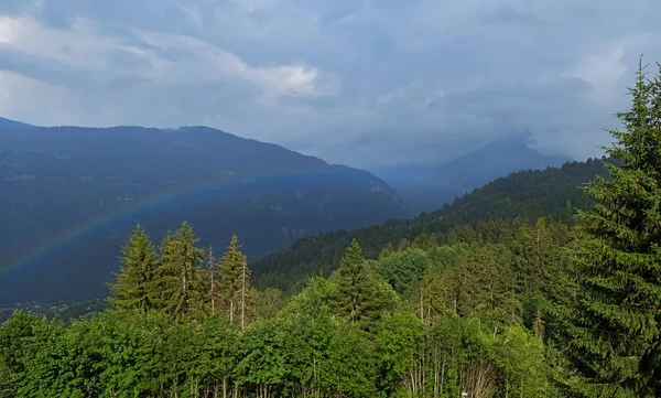 Bellissimo panorama di montagne con vero arcobaleno dopo la pioggia . — Foto Stock