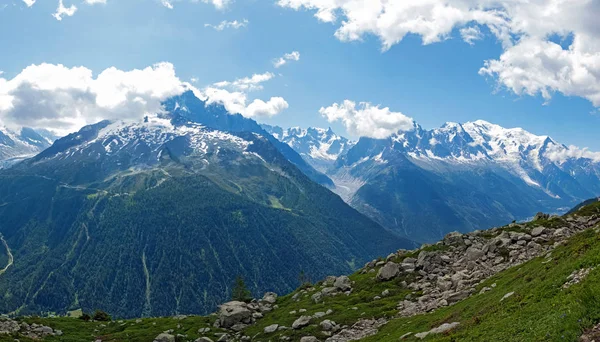 Hermoso panorama de los Alpes franceses con picos nevados en verano — Foto de Stock