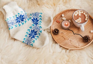 Örgü çorap, mum ve marshmallow ile kakao ile rahat sonbahar veya kış kompozisyon