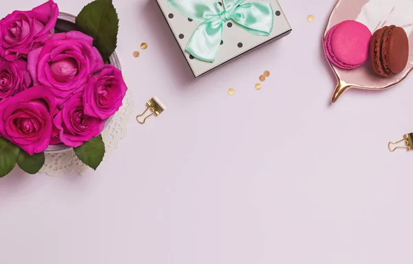 Platte lay met mooie roze rozen, geschenk doos en Macarons — Stockfoto