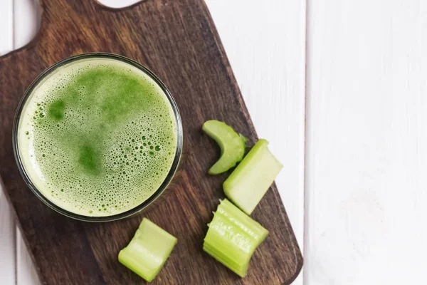 Gezonde detox selderij SAP in een glas op de witte tafel — Stockfoto