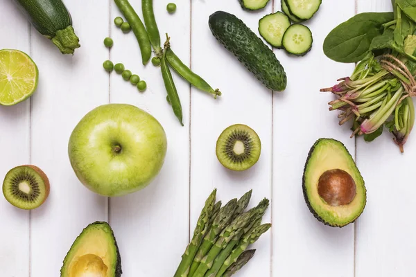 Composição criativa com diferentes vegetais e frutas de cor verde no fundo branco — Fotografia de Stock