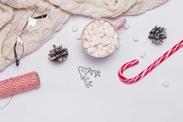 Kerst samenstelling met cacao, marshmallows, gebreide trui en andere — Stockfoto