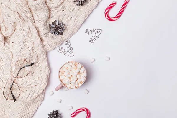 Kerst samenstelling met cacao, marshmallows, gebreide trui en andere — Stockfoto