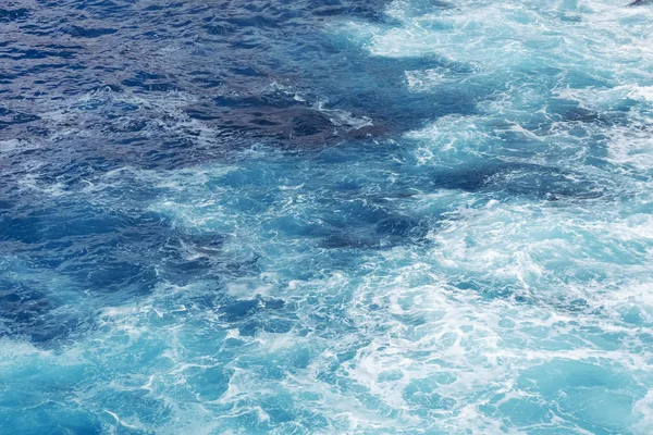 Vue de la mer de surface de l'océan avec de l'eau en mouvement faisant de la mousse  . — Photo