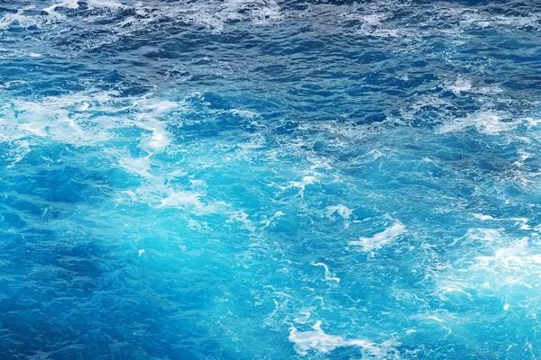 Vue de la mer de surface de l'océan avec de l'eau en mouvement faisant de la mousse  . — Photo