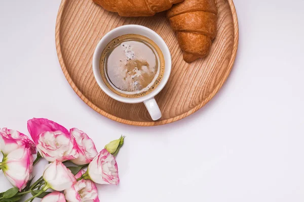 Café, croissants y flores sobre fondo blanco , — Foto de Stock