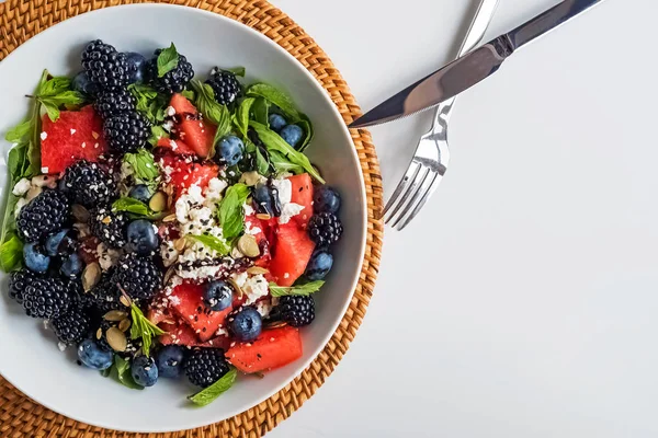 Deliciosa ensalada gourmet de verano con feta, sandía, bayas y aderezo de vinagre balsámico —  Fotos de Stock