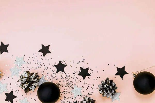 Творческая рождественская композиция с черными шариками и конфетти — стоковое фото