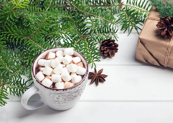 Горячий какао с большим количеством зефира на белом столе — стоковое фото