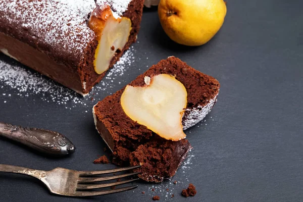 Deliziosa torta al cioccolato fatta in casa con pere intere — Foto Stock
