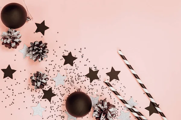 Kerst of Nieuwjaar partij decor op roze achtergrond, — Stockfoto
