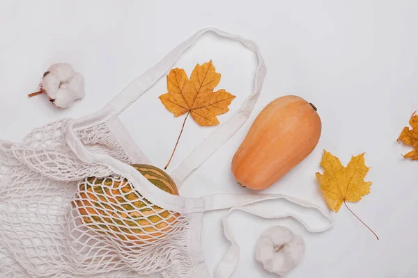 Kreativní podzimní skladba s dýně žlutými listy — Stock fotografie