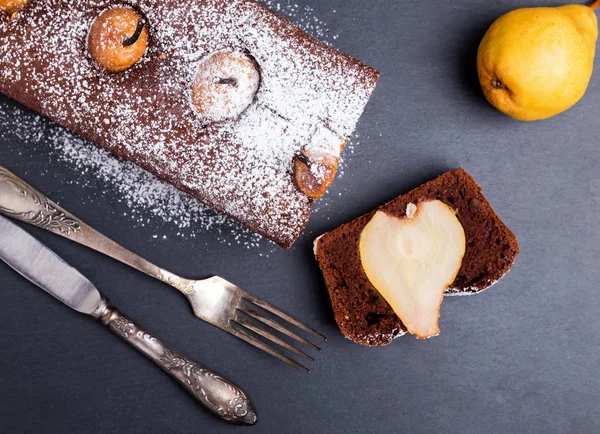 Deliziosa torta al cioccolato fatta in casa con pere intere — Foto Stock