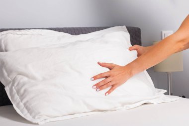 Kadın elleri yakın çekim yatak yapma.