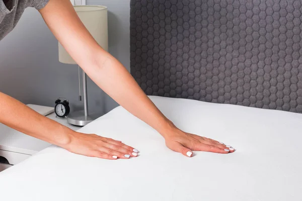 Womans hands close-up making the bed. — Stock Photo, Image