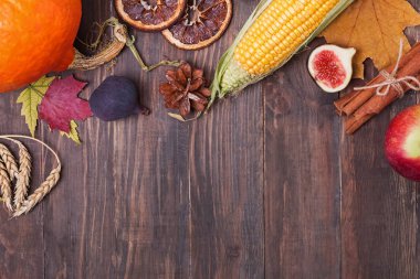 Şükran düz sonbahar hasat, baharat ve sarı yaprakları ile yatıyordu