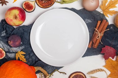 Beyaz tabak ve farklı meyve ile Şükran günü masa ayarı