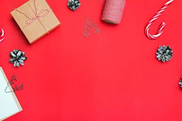 Platte lay met geschenk doos, snoep kegel en andere kleine elementen en plaats voor tekst — Stockfoto