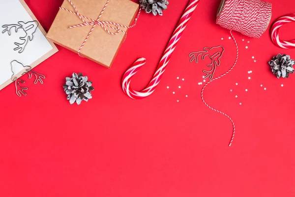 Platte lay met geschenk doos, snoep kegel en andere kleine elementen en plaats voor tekst — Stockfoto
