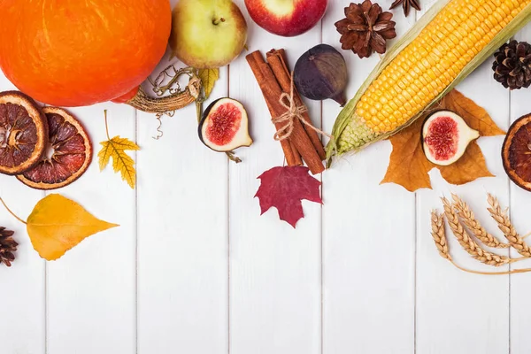 Byt s podzimní sklizní, kořením a žlutými listy — Stock fotografie