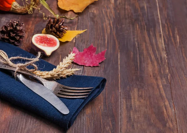 Día de Acción de Gracias puesta de mesa en la mesa de madera —  Fotos de Stock