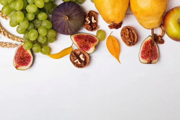 Kreatív őszi kompozíció gyümölcsökkel, levelekkel és wallmogyoróval — Stock Fotó