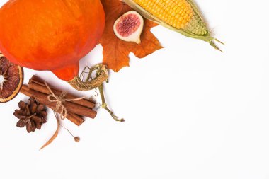 Kabak, incir ve sarı yapraklı yaratıcı sonbahar kompozisyonu