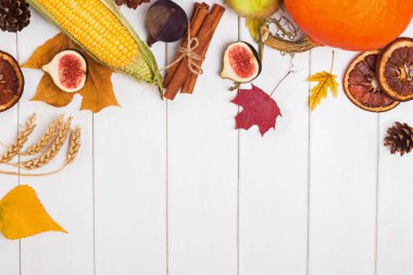 Sonbahar hasadı, baharatlar ve sarı yapraklarla düz yatıyordu