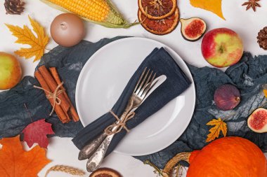 Sonbahar meyveleri, yaprakları ve baharatları ile süslenmiş masa.