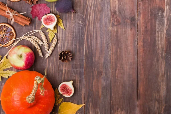 Podzimní sklizeň a listí na dřevěném stole. — Stock fotografie