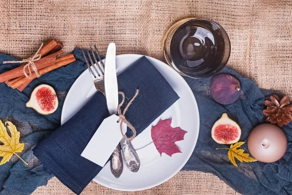 Tafel versierd met herfst vruchten, bladeren en specerijen. — Stockfoto