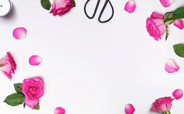 Rám s krásnými růžovými růžemi a lístky na bílém pozadí, — Stock fotografie