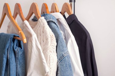Beyaz ve denim kadın minimalist dolap