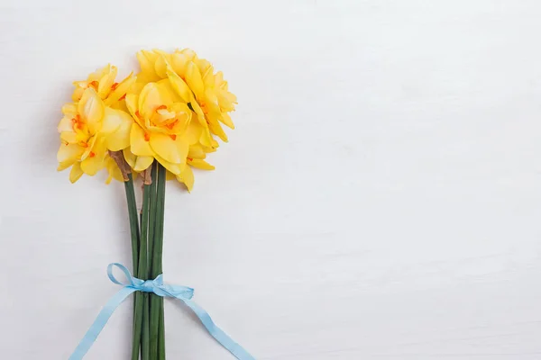 Букет желтых весенних цветов на белом деревянном фоне — стоковое фото