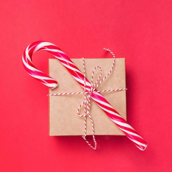 Kerstcadeau doos versierd met riet van het suikergoed — Stockfoto