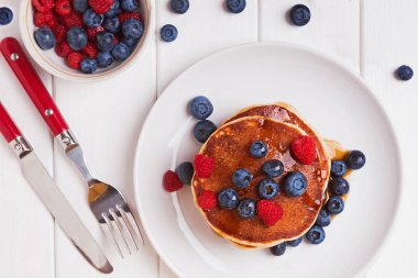 Beyaz tabakta çilek ile lezzetli ev yapımı pankes