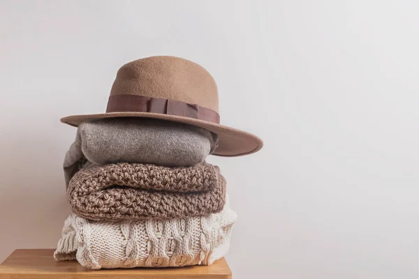 Pile de chaud tricot laine hiver transpire et feutre chapeau — Photo