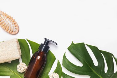 Modern eko banyo temelleri. Yeniden kullanılabilir dispenser, ahşap saç fırçası ve doğal sünger