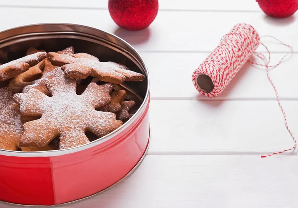 Biscuits en forme de flocon de neige cuits pour Noël powdred avec sucre glace c — Photo