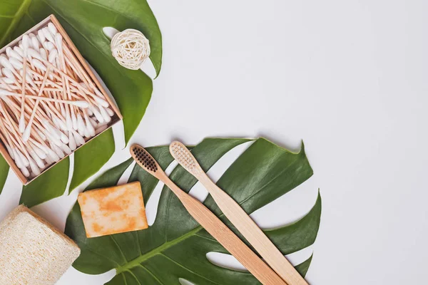 Zero waste bathroom essentials, top voew. Bamboo tooth brushes, cotton swabs and other — Stock Photo, Image