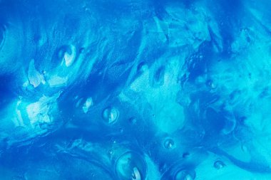 Balçık veya diğer sıvı dokusu ile soyut mavi arka plan