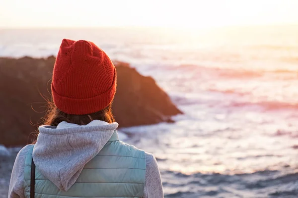 戴红帽子的女人在海边摇曳着夕阳, — 图库照片