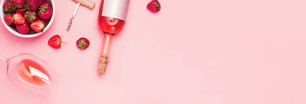 Banner mit Rosenwein und Erdbeeren auf rosa Hintergrund, — Stockfoto