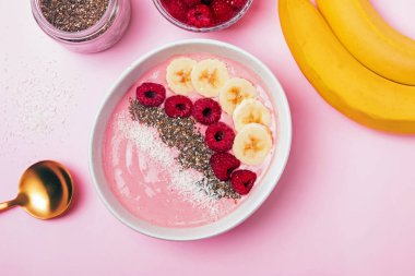 Muz ve ahududu ile lezzetli sağlıklı smoothie kase