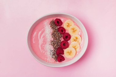 Muz ve ahududu ile lezzetli sağlıklı smoothie kase