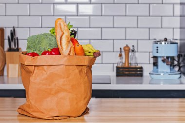 Ahşap masa üzerinde duran bakkal veya süpermarket taze ürünlerle dolu taze ürünlerle dolu kağıt torba