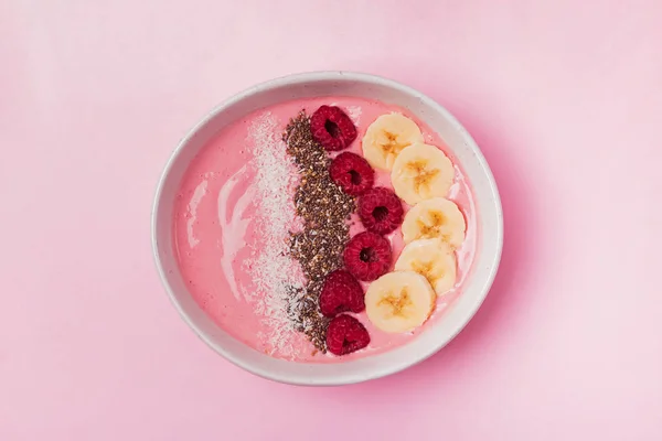 Delicious healthy smoothie bowl with bananas and raspberies — Stock Photo, Image