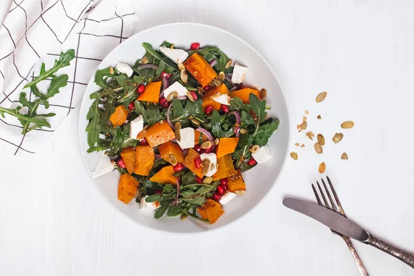 Deliciosa ensalada de temporada con calabaza o calabaza, rúcula y queso feta —  Fotos de Stock