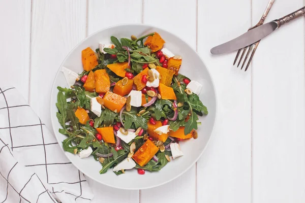 Köstlicher Salat der Saison mit Kürbis oder Kürbis, Rucola und Feta — Stockfoto